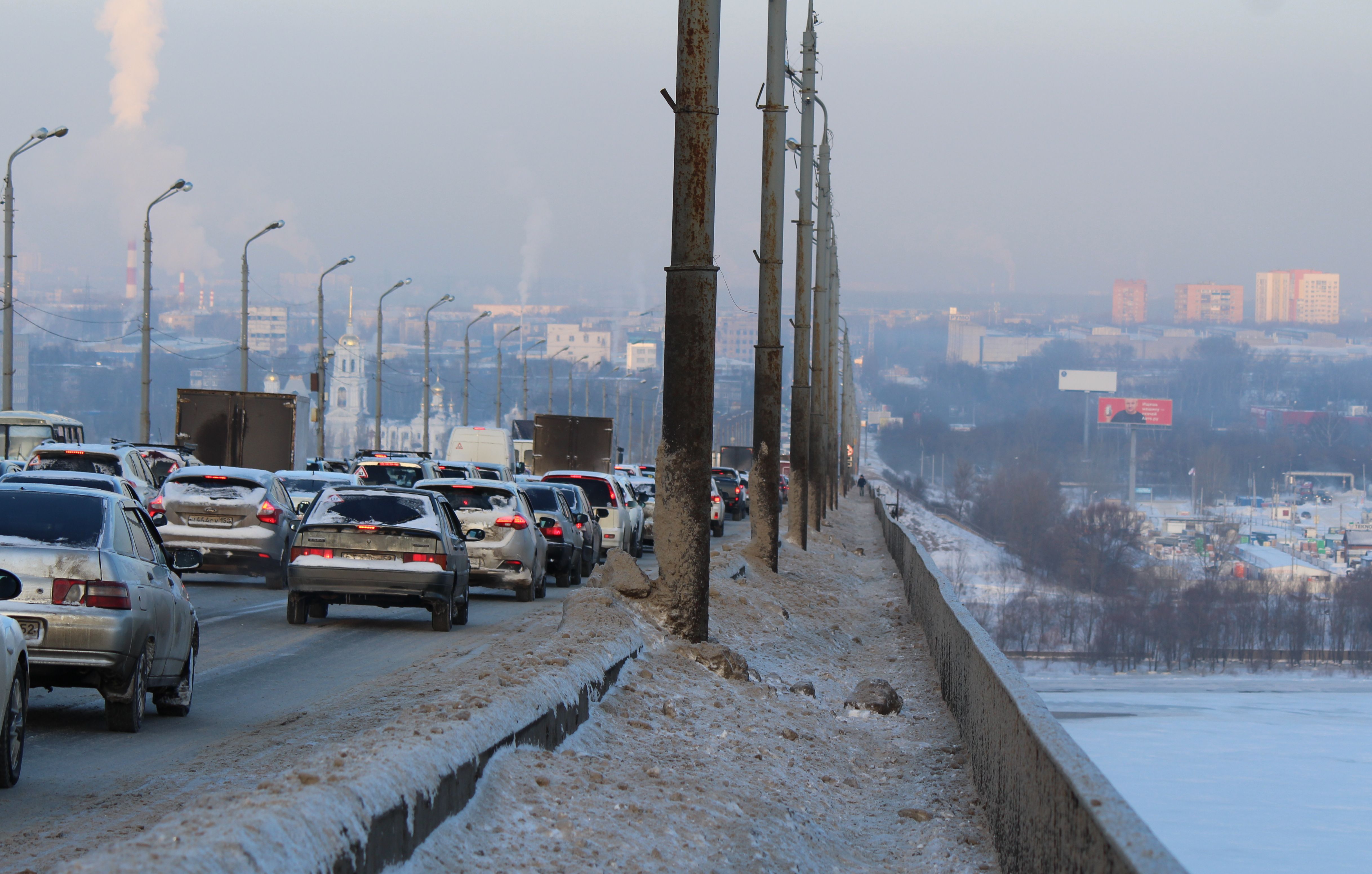 Тротуары на Мызинском мосту очистят от снега до конца дня - фото 1
