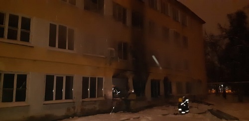 30 человек спасли пожарные из горящего дома в Автозаводском районе