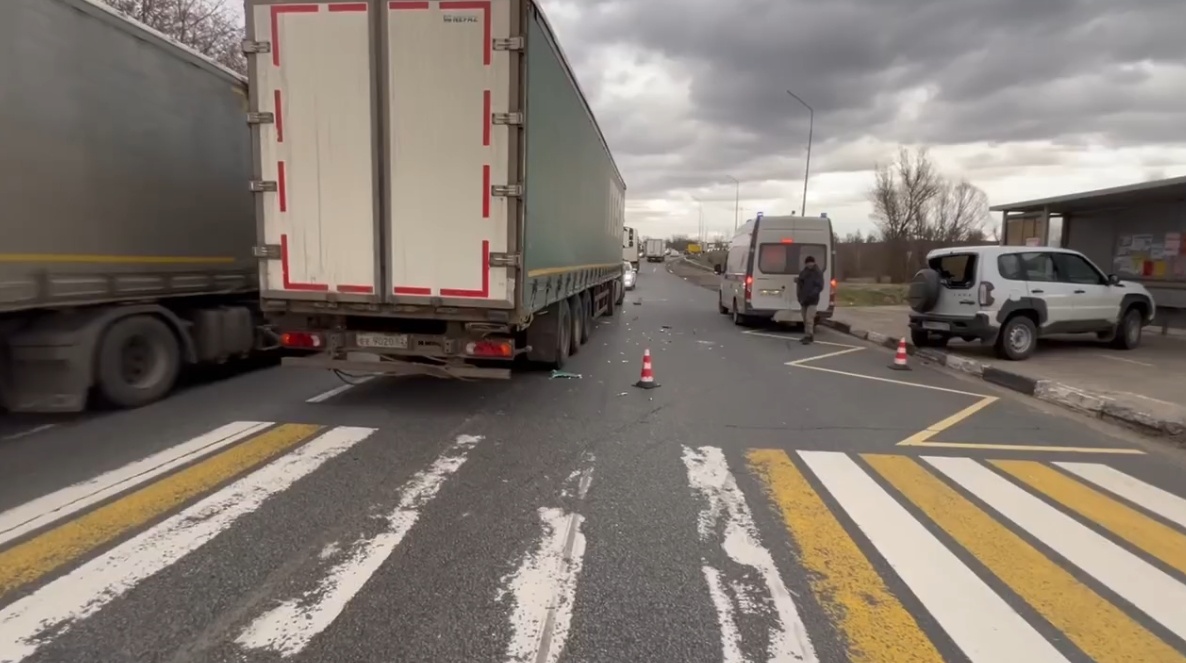 Пешеход пострадал в ДТП с &laquo;КамАЗом&raquo; и легковушкой на М-7 в Нижегородской области - фото 1