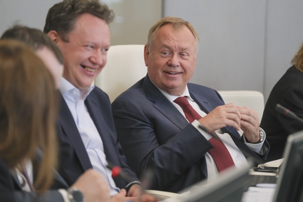 Андрей Костин посоветовал хранить деньги на депозитах и спрогнозировал скорое оживление экономики - фото 1