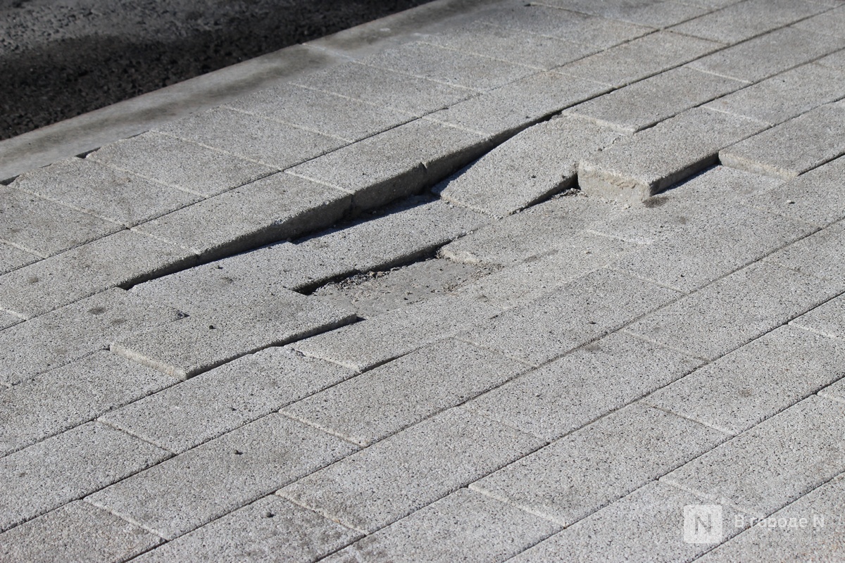 Ржавые урны и разбитая плитка: как пережили зиму знаковые места Нижнего Новгорода - фото 15