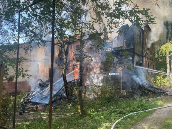 Старинный дом загорелся на улице Грузинской в Нижнем Новгороде - фото 12