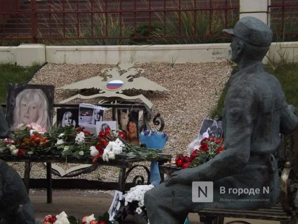 Нижегородцы возложили цветы в память погибшей журналистки Ирины Славиной - фото 5