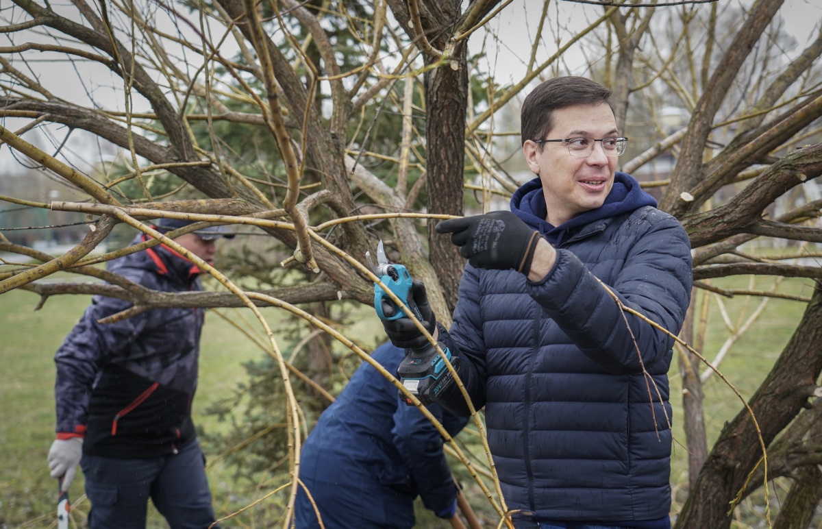 Юрий Шалабаев принял участие в общегородском субботнике в кстовском парке - фото 1