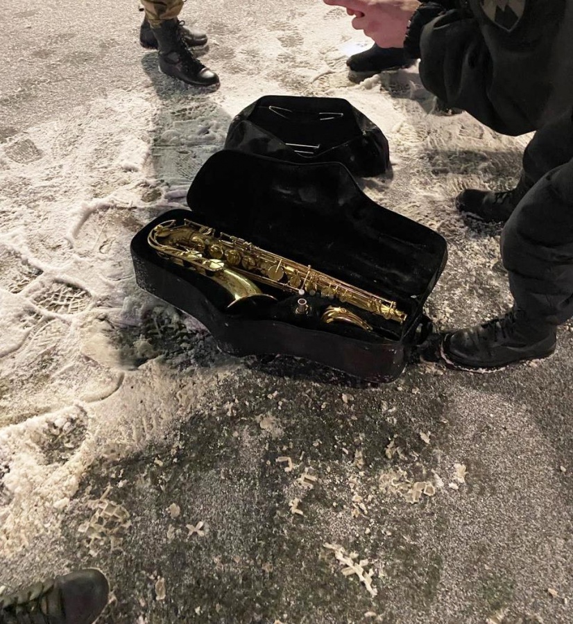 ОМОН вызвали из-за упавшей на дорогу сумки с саксофоном в Нижнем Новгороде - фото 1