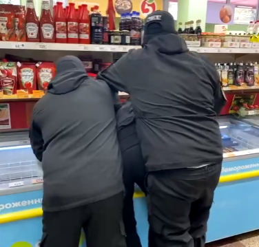 Охрана жестко скрутила подростка в дзержинском супермаркете - фото 1