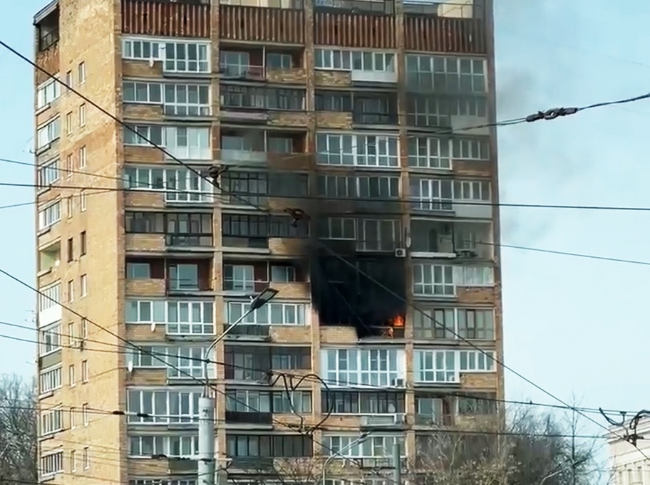 15 нижегородцев эвакуировали из-за горящего балкона дома на улице Добролюбова - фото 1