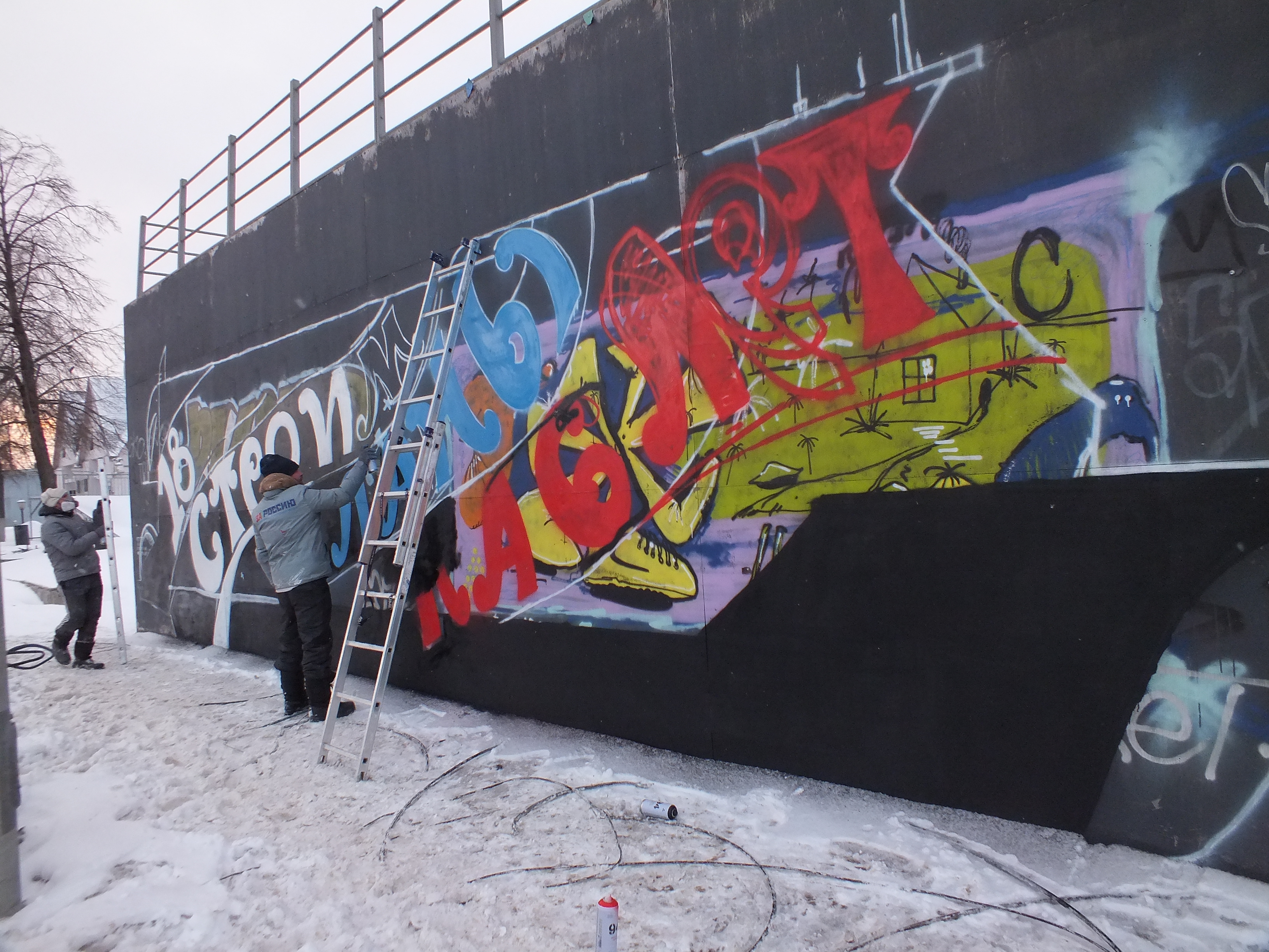 Агитирующее граффити появилось на Нижне-Волжской набережной (ФОТО) - фото 3