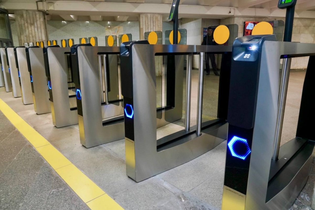 Мэр Шалабаев спустился в нижегородское метро и оценил новые турникеты - фото 1