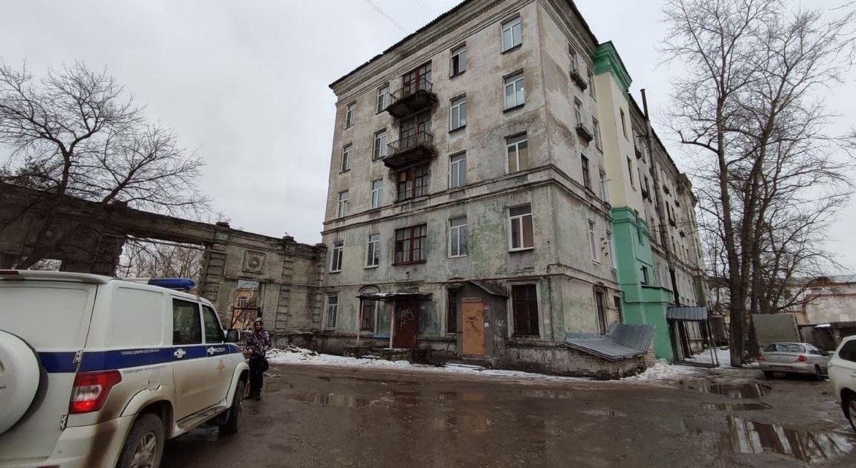Тело мужчины нашли во дворе жилого дома в Дзержинске - фото 1