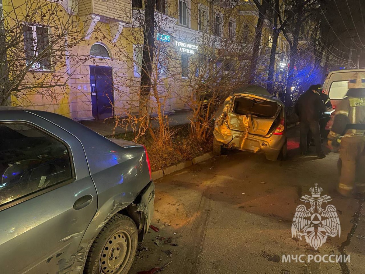 Несколько автомобилей и автобус столкнулись в центре Нижнего Новгорода