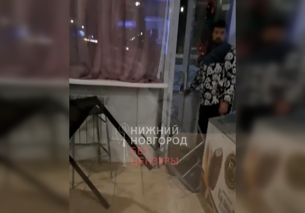 Мужчина устроил погром в кафе в Автозаводском районе - фото 1