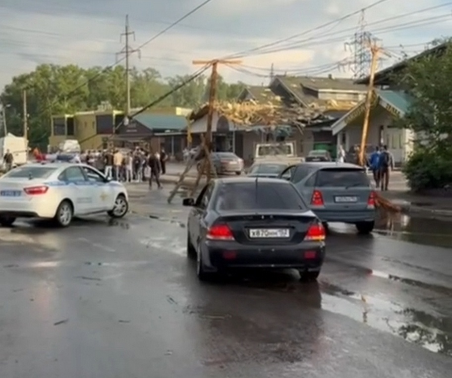Движение частично восстановлено на улице Удмуртской, где с кафе сорвало крышу - фото 1