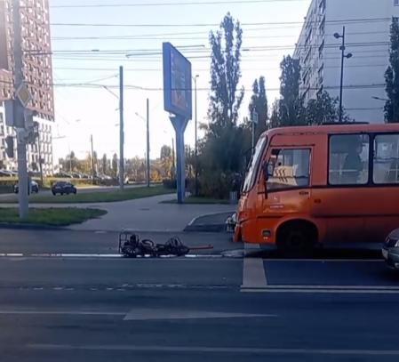 Курьер на электровелосипеде попал под колеса автобуса в Нижнем Новгороде - фото 1