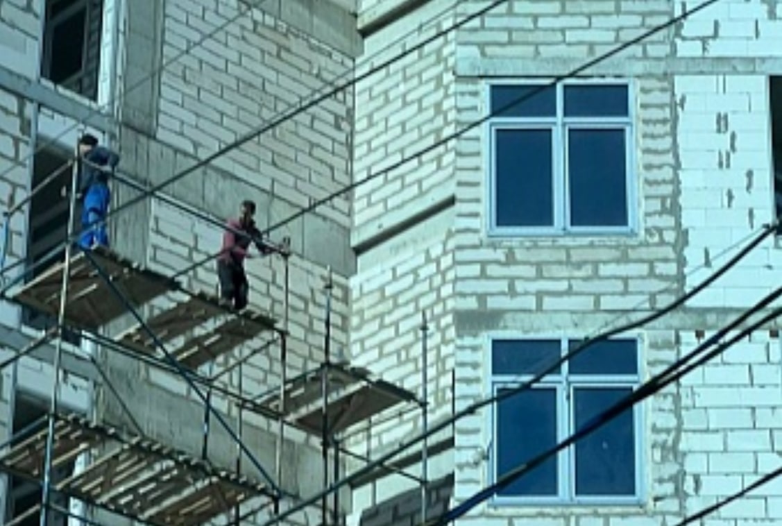Госинспекция труда заинтересовалась рабочими без страховки в центре Нижнего Новгорода - фото 1