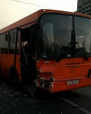 Иномарка протаранила автобус напротив Нижегородской ярмарки