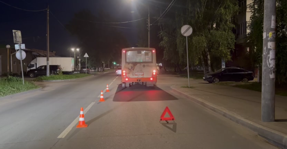 Мужчину госпитализировали после падения в автобусе в Нижнем Новгороде - фото 1