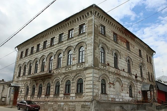 Реставрация двух исторических зданий началась в Балахне