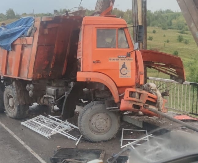 КамАЗ въехал в ограждение на мосту через Пьяну в Нижегородской области - фото 1