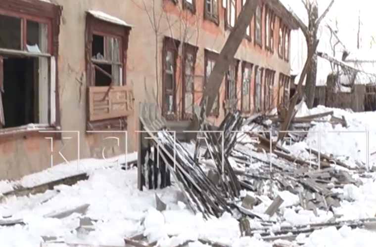 Дом с жителем, отказавшимся переезжать, начали сносить в Чкаловске - фото 1