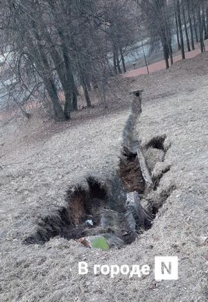 Огромный провал появился на склоне Александровского сада в Нижнем Новгороде - фото 2