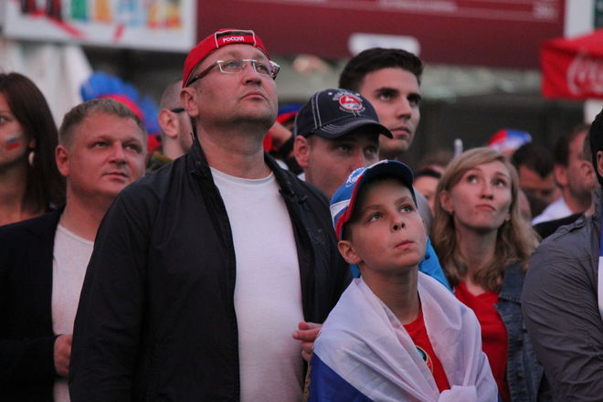 Гордость за Россию и горечь поражения: настроение болельщиков в Нижнем Новгороде (ФОТО) - фото 38