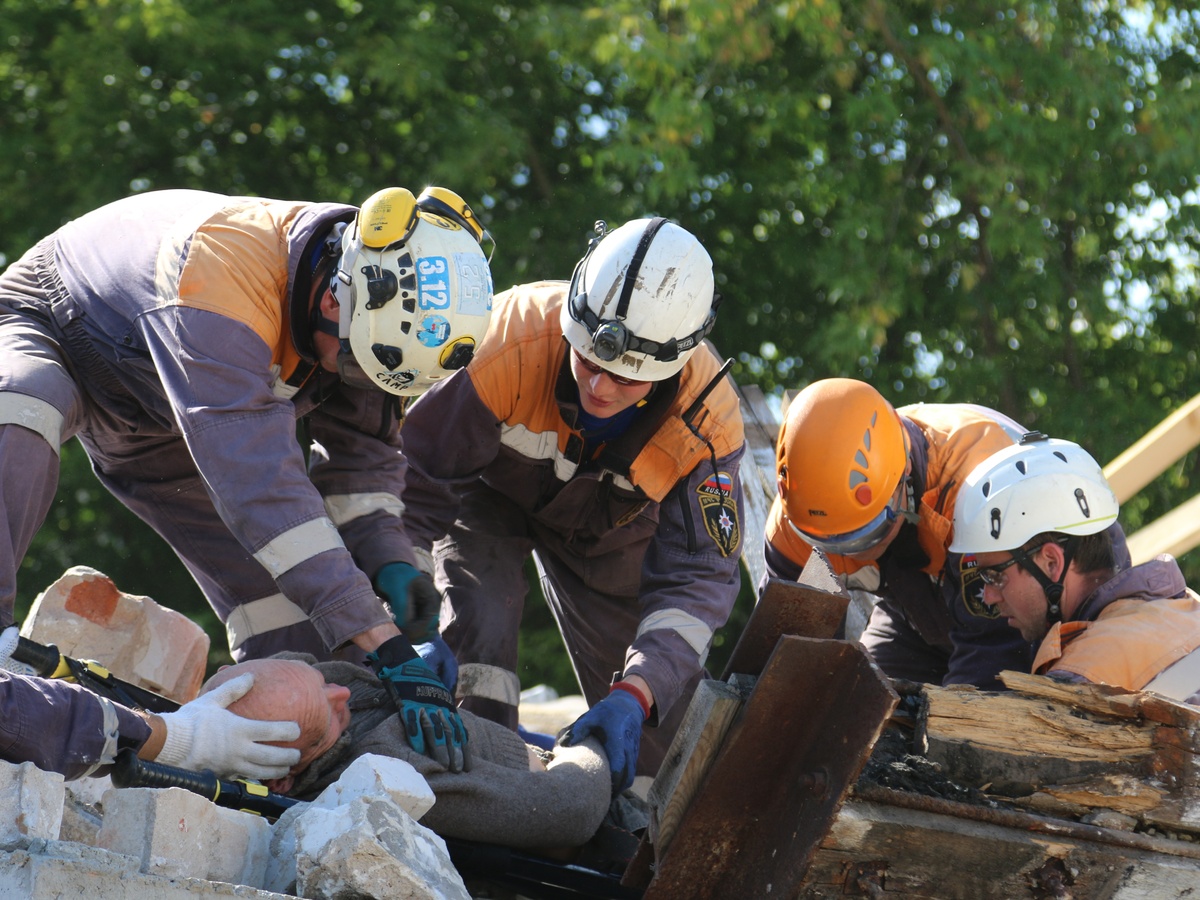 Доставать людей из-под завалов пришлось нижегородским спасателям во время учений - фото 1