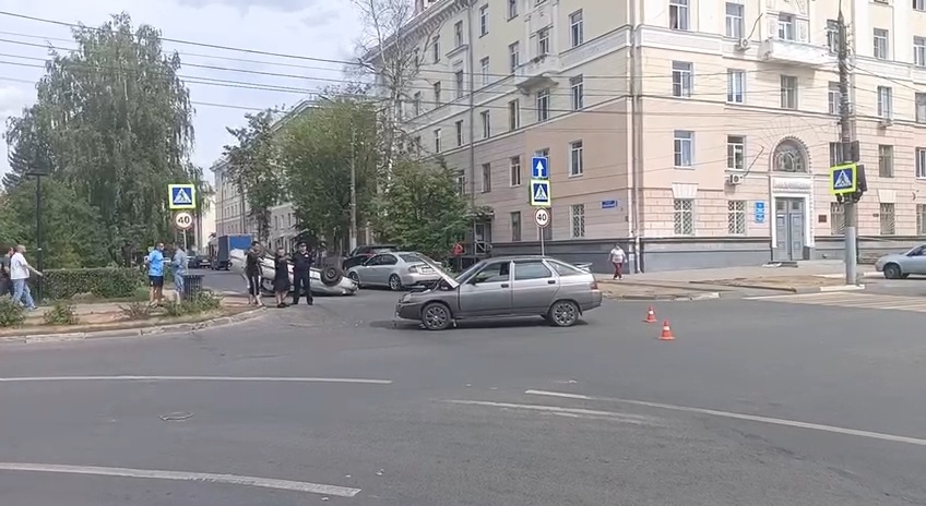 Два человека пострадали в ДТП с перевернутым авто в Нижнем Новгороде