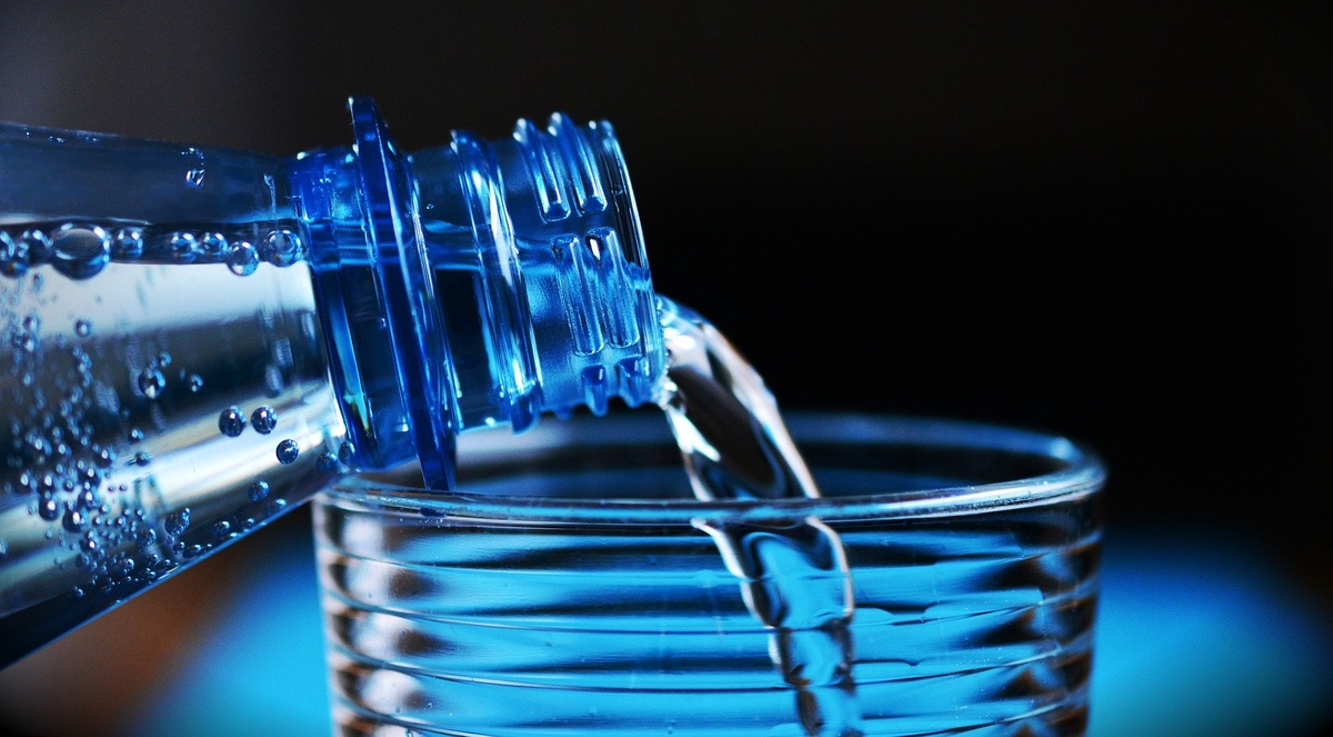 Можно ли долго хранить воду в пластиковых бутылках - фото 1