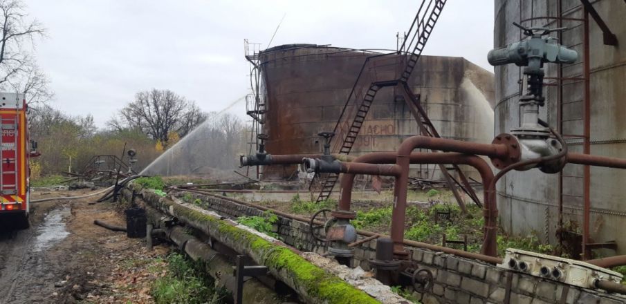 Резервуар с нефтепродуктами загорелся в Сормовском районе 25 октября - фото 3