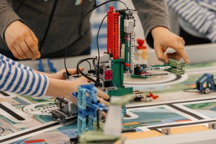 Мининский университет набирает школьников на программы по углубленному изучению физики, химии, робототехники  
