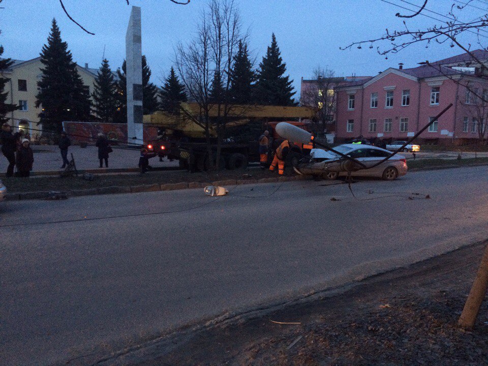 &laquo;Хендай&raquo; влетел в столб и опрокинул его на дорогу в Московском районе (ФОТО) - фото 5