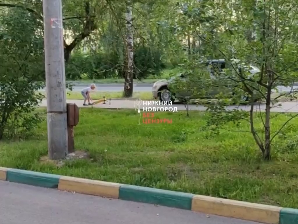 Иномарка напугала детей с велосипедами на тротуаре в Нижнем Новгороде
