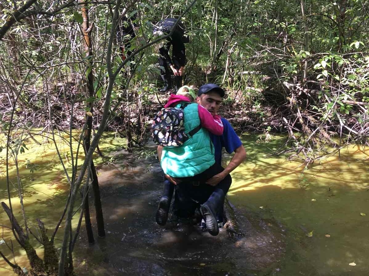 Ребенка и двух молодых людей спасли на болоте в Новом Доскине - фото 1