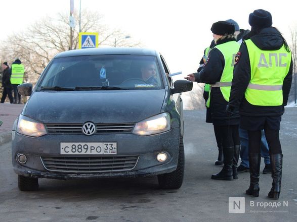Девушки-полицейские поздравили нижегородских водителей с Днем защитника Отечества - фото 36