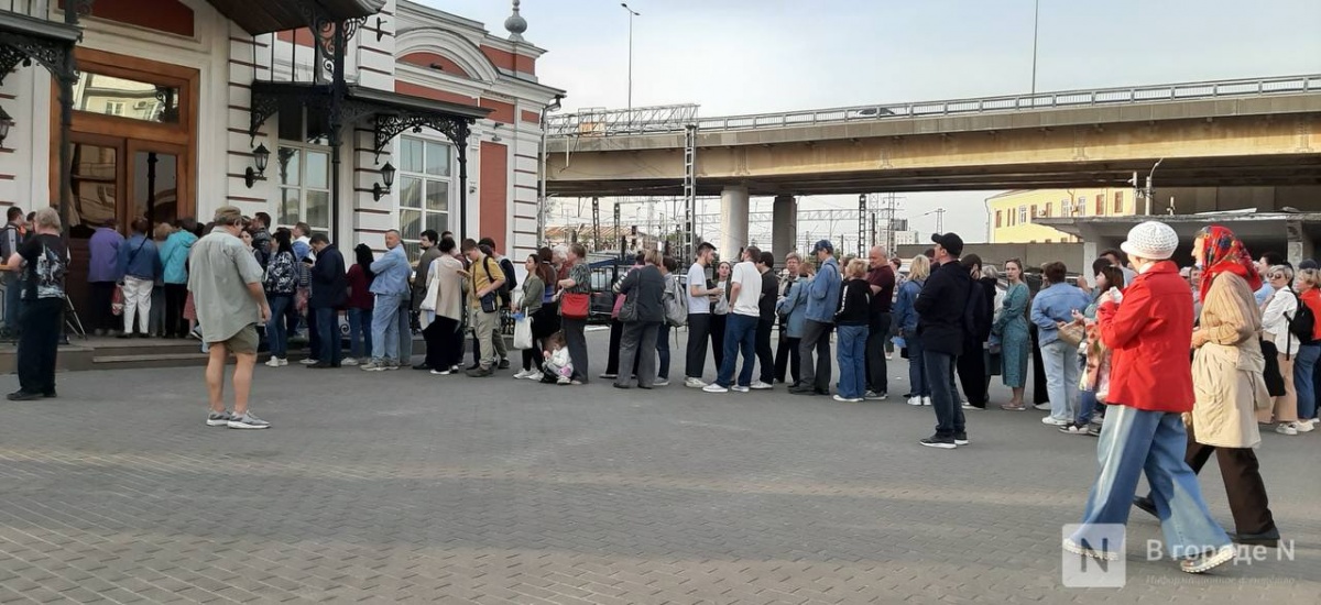 Сотни людей выстроились к Царскому павильону, открытому всего на 4 часа - фото 2