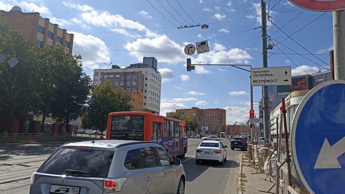 Дополнительная секция на светофоре сократила заторы на перекрестке в  Советском районе