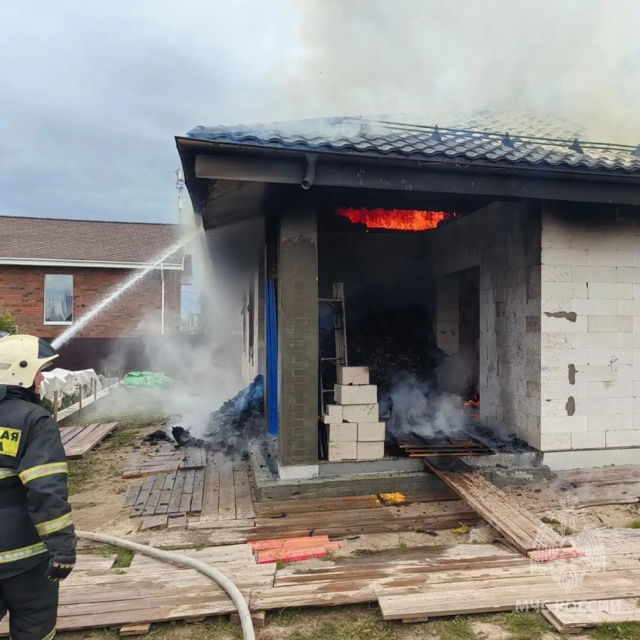 Строящийся дом загорелся в деревне под Нижним Новгородом 28 июня: фото - фото 1