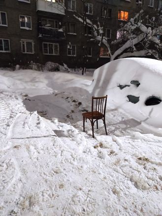 Соцсети: нижегородцы занимают парковочные места с помощью мебели - фото 3