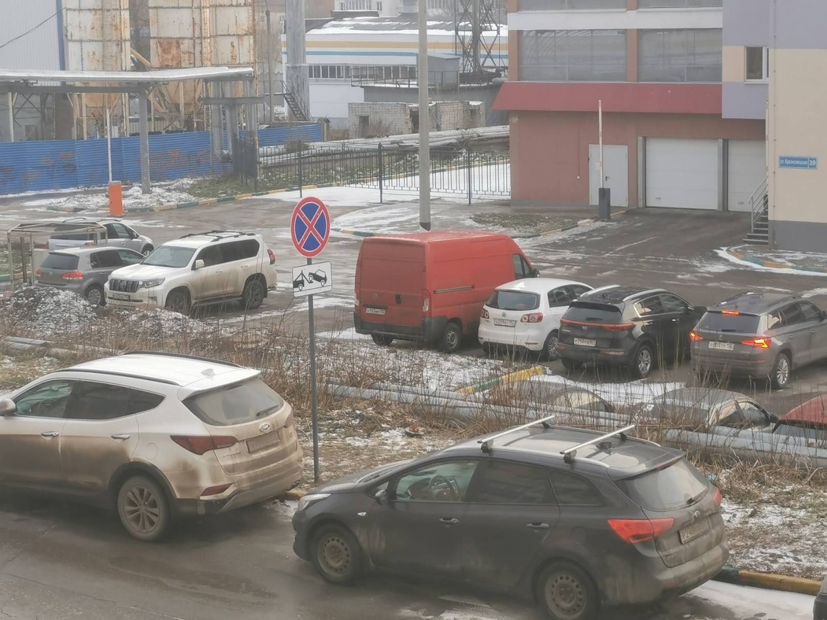 Застройщик без предупреждения установил дорожные знаки в Советском районе - фото 1