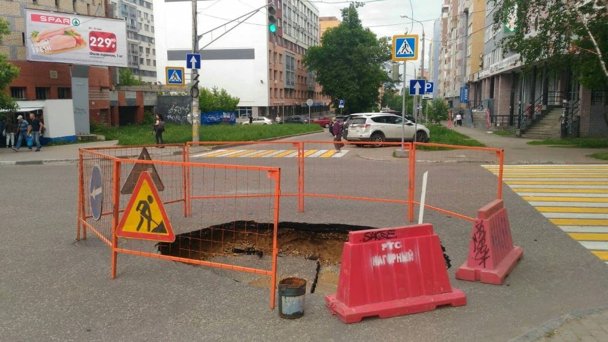 Асфальт провалился на перекресте улиц Ижорской и Невзоровых в Нижнем Новгороде - фото 1