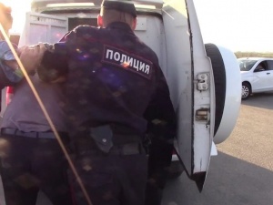 Восемь человек отвезли в участок за прогулки по Нижне-Волжской набережной в режиме самоизоляции