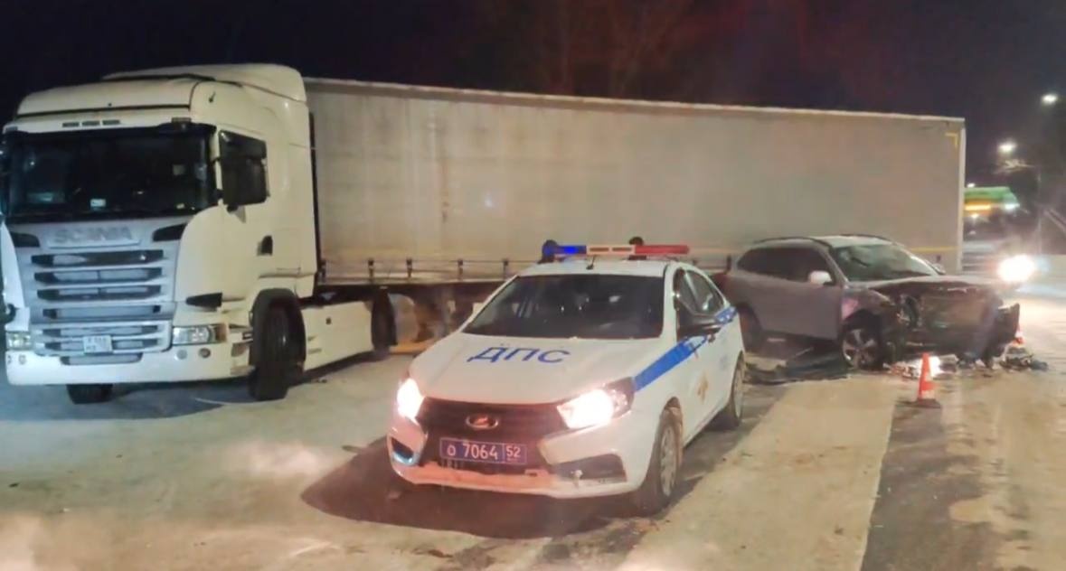 Фура и иномарка столкнулись на шоссе в Нижегородской области: двое пострадали - фото 1