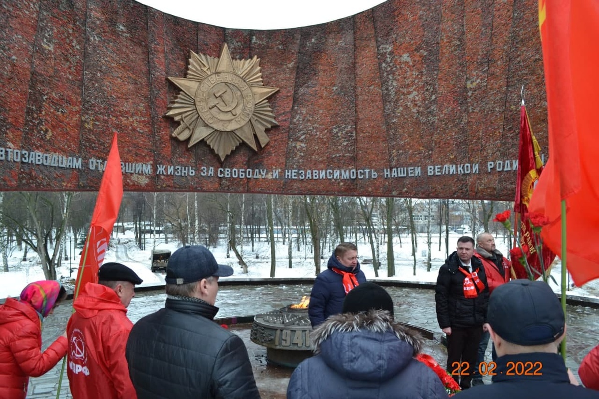 Нижегородские коммунисты возложили цветы в честь 104-й годовщины со дня образования Советской Армии - фото 2