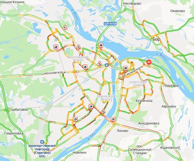 Многокилометровые пробки сковали Нижний Новгород из-за снежного циклона - фото 1