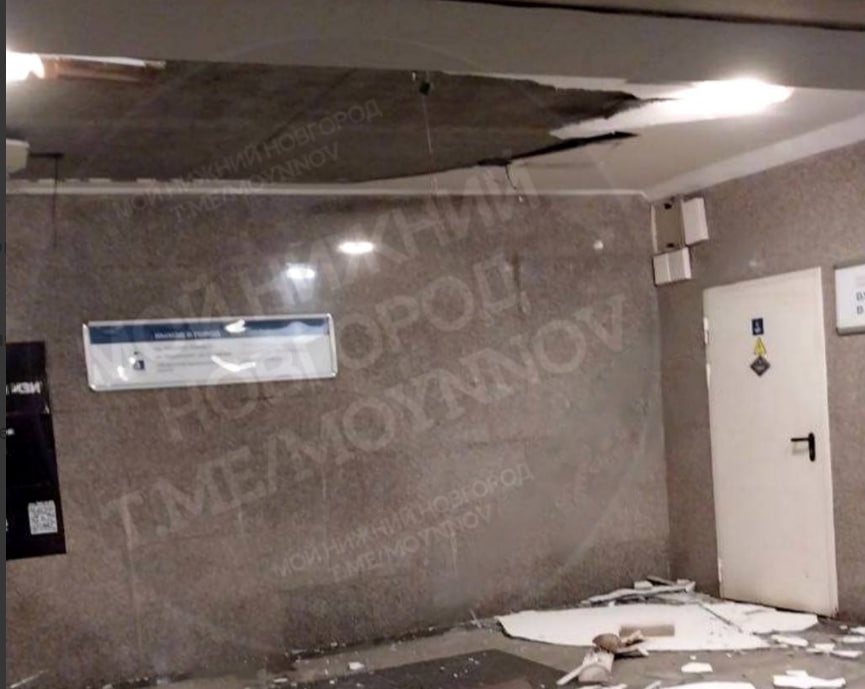 Штукатурка рухнула в переходе к станции метро в центре Нижнего Новгорода - фото 1