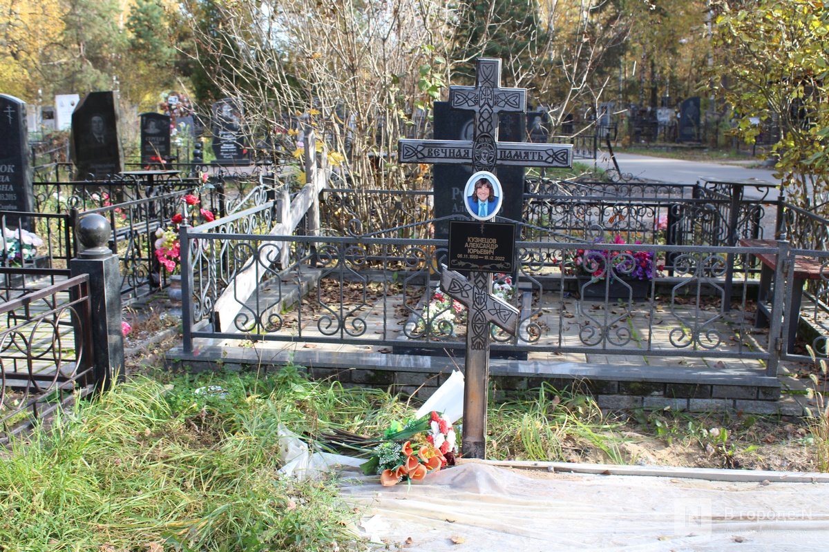 Огромные памятники и скромные кресты: показываем, как выглядят могилы известных нижегородских политиков - фото 27