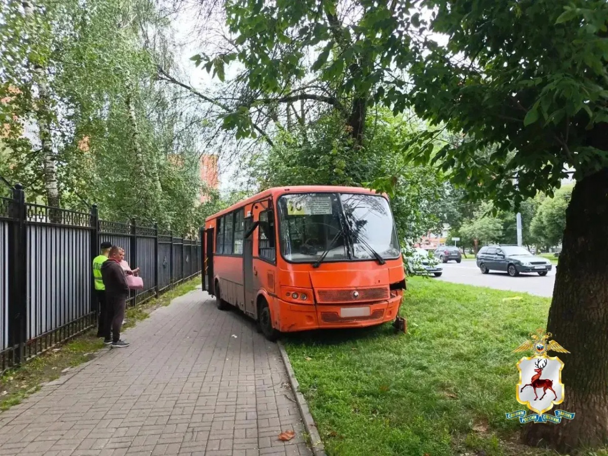 Опубликованы фото с места смертельного ДТП с автобусом в Нижнем Новгороде - фото 1