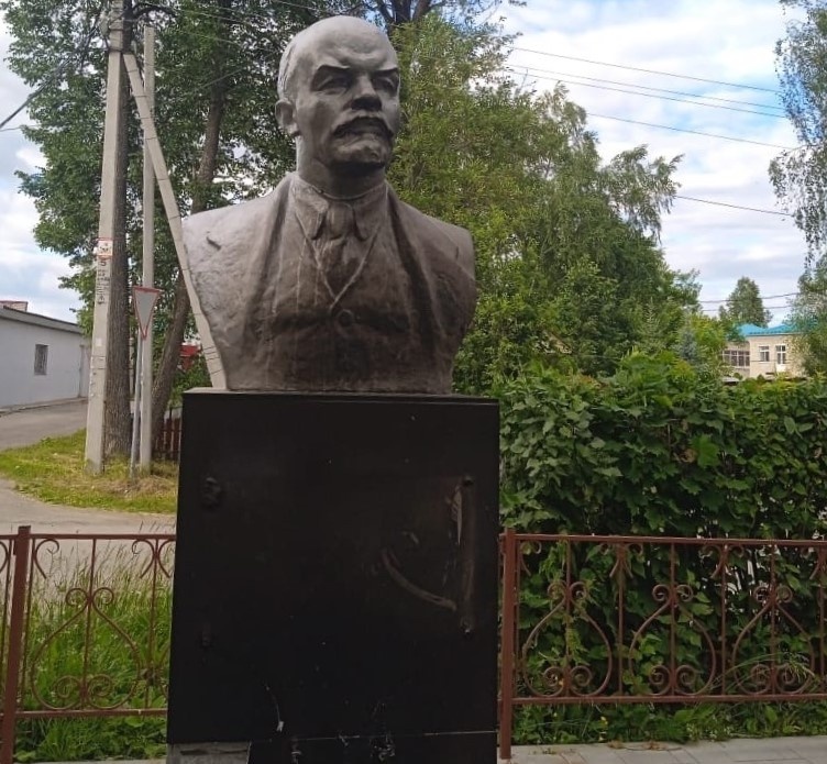&laquo;Политический экстремизм&raquo;: памятник Ленину подожгли в Нижегородской области - фото 1