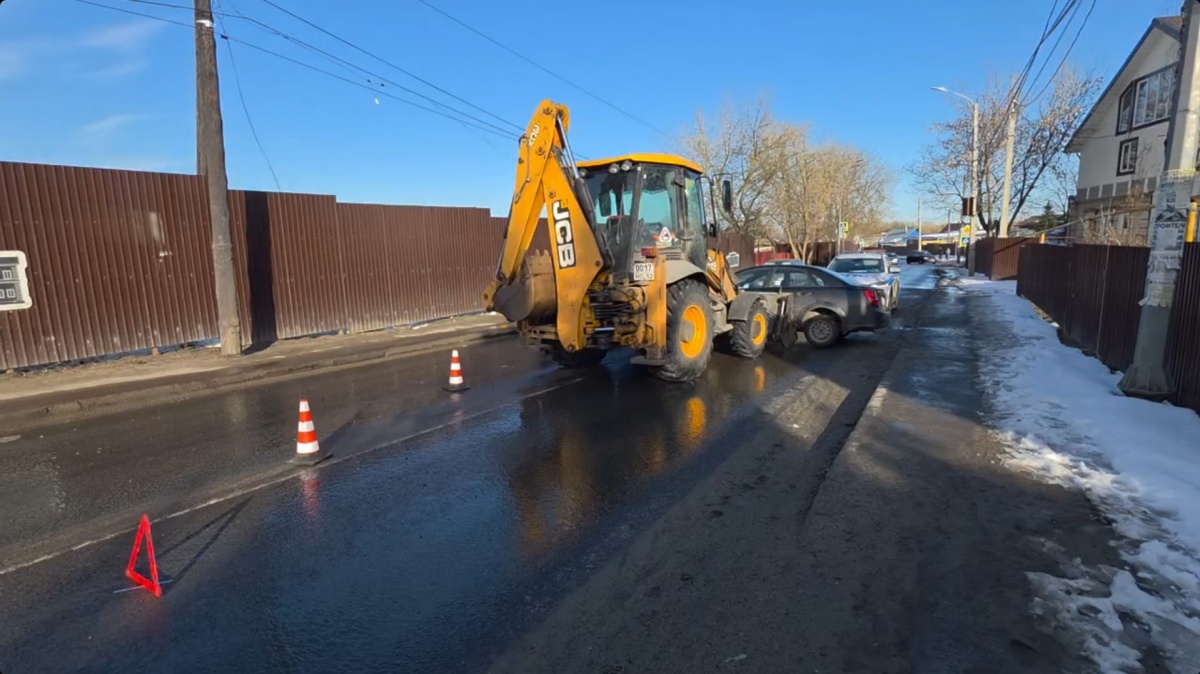 Водитель легковушки попал в больницу после ДТП с трактором в Нижнем Новгороде - фото 1